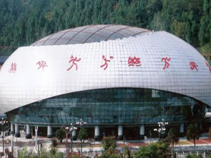和龙体育中心球形网架加工安装
